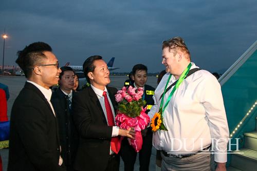 Giám đốc Sở Du lịch Hà Nội Trần Đức Hải (giữa) chào mừng vị khách quốc tế đầu tiên của Du lịch Hà Nội năm 2019